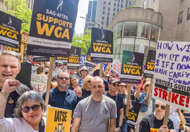 Huelguistas del Gremio de Escritores y partidarios de la solidaridad sindical se reúnen en Nueva York. 23 de mayo 2023.