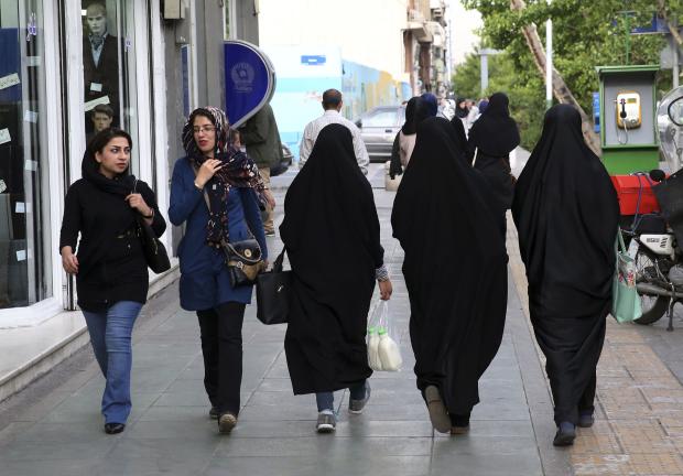 Las autoridades iraníes anuncian una nueva campaña para obligar a las mujeres a llevar el pañuelo islámico en la cabeza.
