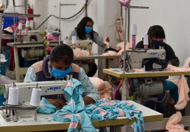 De acuerdo con datos del Instituto de Estadística y Geografía (INEGI), el 68 por ciento de las personas empleadas en la confección en México son mujeres.