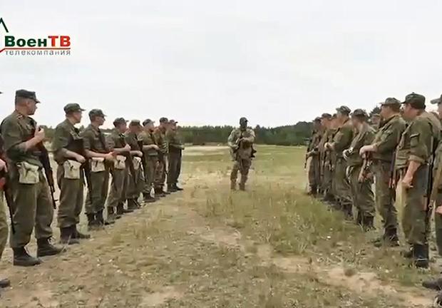 En esta foto tomada de un video difundido por el Ministerio de Defensa de Bielorrusia vía VoenTV el viernes 14 de julio de 2023, un instructor del contratista militar Wagner, centro, conversa con soldados bielorrusos durante un entrenamiento cerca de la aldea de Tsel, al sureste de Minsk, Bielorrusia.