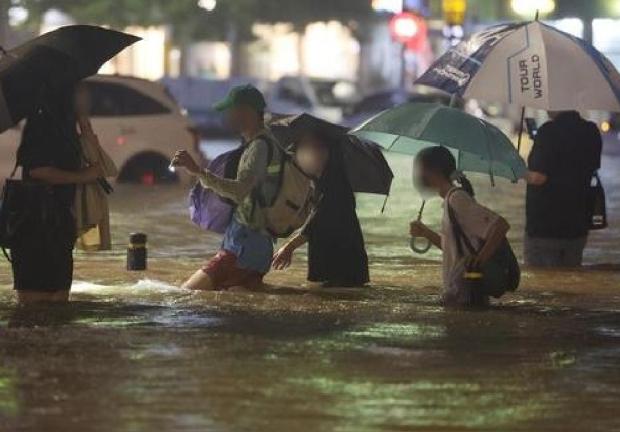 La Administración Coreana de Meteorología señala que las lluvias torrenciales continuarán hasta mañana martes en algunas zonas del centro y el sur del país, donde aún podrían recibir hasta 20 centímetros de agua.