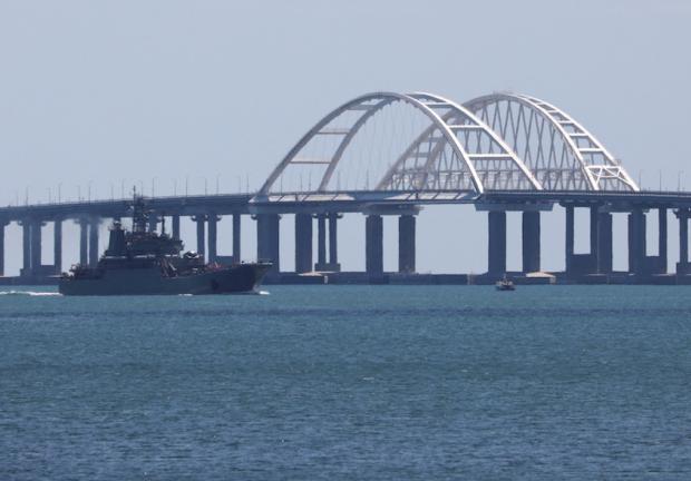 Un barco de la Armada rusa se despliega para transportar automóviles  a través del estrecho de Kerch en una sección del cual resultó dañada por un presunto ataque nocturno en  la ciudad de Kerch, Crimea, ayer.