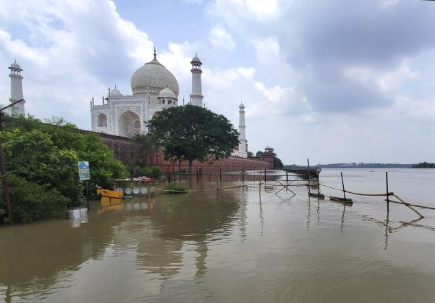 Las aguas de la crecida del río Jamuna llegan a la periferia del Taj Mahal en Agra, India, 18 de julio de 2023