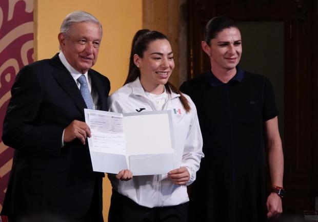 La ciclista Luz Daniela Gaxiola, recibió un reconocimiento por su participación en los XXIV Juegos Centroamericanos.
