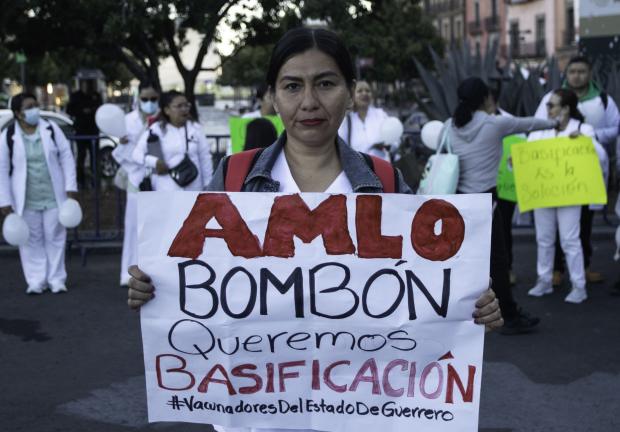Personal de Salud principalmente de la Ciudad y del estado de Guerrero se manifestaron desde las 6 de la mañana frente a Palacio Nacional para exigir contratos justos, basificación y unificación de sueldos.