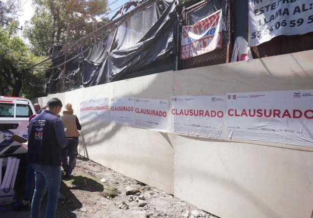 Los trabajadores de la alcaldía Miguel Hidalgo repusieron los sellos de clausura y colocaron tápiales en los accesos para evitar la entrada de material de construcción.