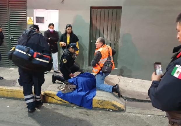 Paramédicos ayudaron a una mujer que estaba en labores de parto afuera de la estación Guelatao.