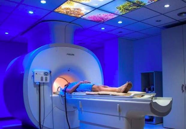 Los médicos le realizaron a la mujer de 64 años una resonancia magnética cerebral que mostró la presencia del parásito.