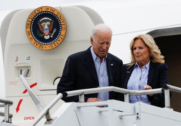 El presidente de Estados Unidos, Joe Biden, llega con la primera dama Jill Biden a bordo del Air Force One en su camino para recorrer la destrucción de la tormenta del huracán Idalia después de aterrizar en Gainesville, Florida, Estados Unidos.