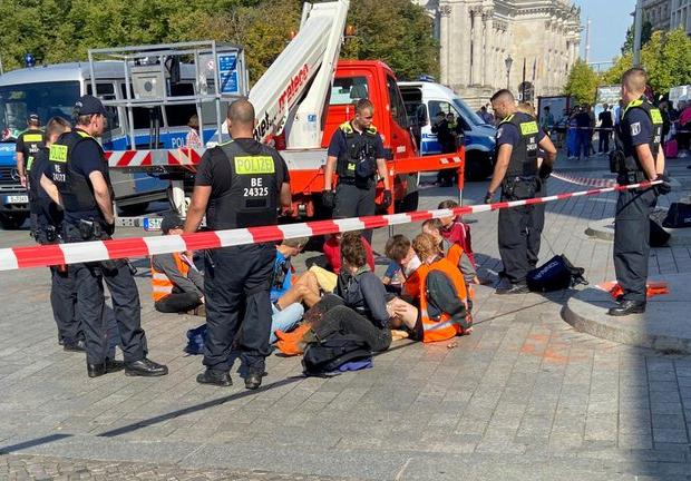 Tras llenar de pintura la Puerta de Brandenburgo de Berlín, Alemania, 14 personas fueron detenidas.
