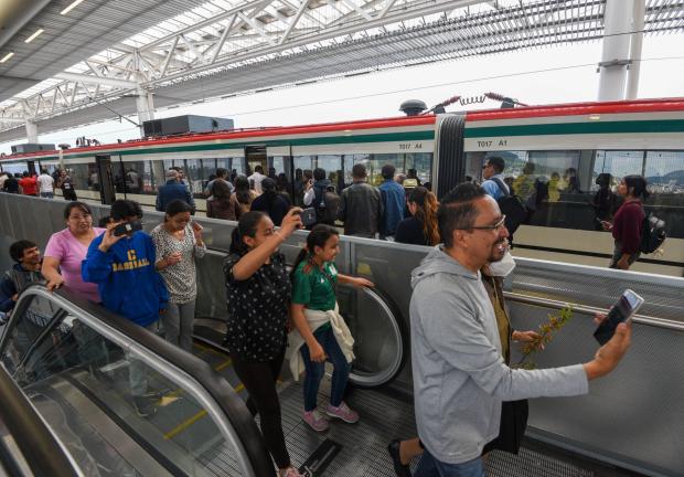 Durante su primer fin de semana de funciones, El Insurgente Tren Interurbano México-Toluca recibió 115 mil personas.