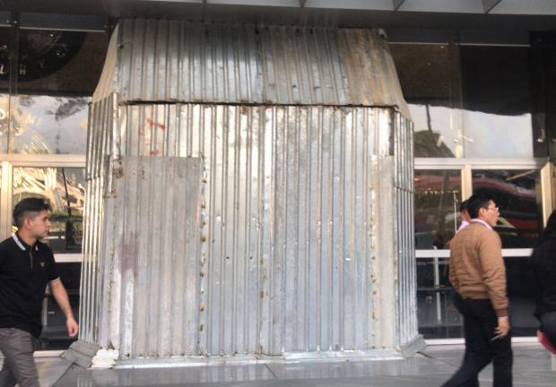 El edificio sede de la FGR fue protegido con un muro metálico para evitar que haya vandalismo durante la protesta de los padres de 43 normalistas de Ayotzinapa de este 21 de septiembre.