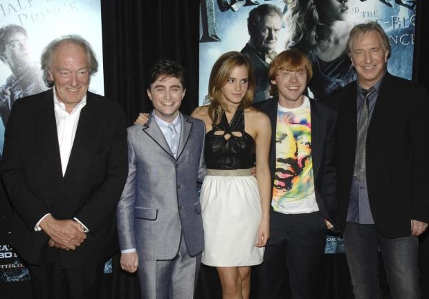 Michael Gambon junto a Daniel Radcliffe, Emma Watson, Rupert Grint y Alan Rickman en la premiere de la película de Harry Potter y el Principe Meztizo, en Nueva York, el 9 de julio de 2009.