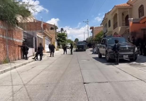 Durante estas acciones para recuperar la tranquilidad en la región de Los Altos, también se detuvo a 4 sujetos, se recuperaron varios vehículos robados y se aseguró armamento balístico.
