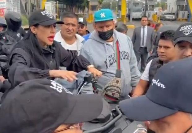 Sandra Cuevas aseguró que la estaban "secuestrando" cuando los locatarios no liberaban su paso y la obligaban a bajarse de la motocicleta.