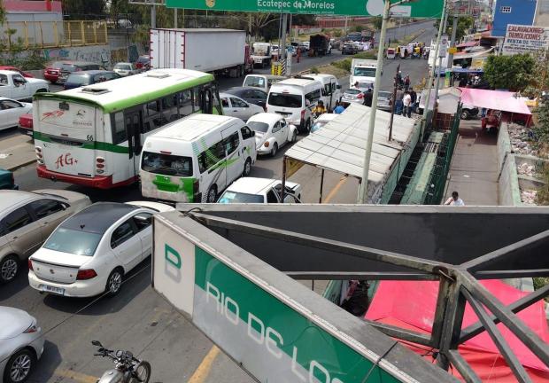 Transportistas abren bloqueo por "unos minutos" a la altura del Metro Río de los Remedios. Decenas de personas siguen caminando pues más adelante hay bloqueos que seguirán impidiendo el paso.