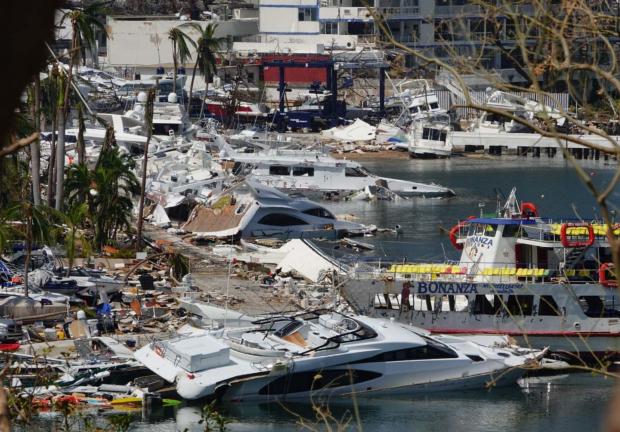 ACAPULCO, GUERRERO, 30OCTUBRE2023.- La zona de yates permanece totalmente destrozada, decenas de embarcaciones se encuentras encalladas, muchas de ellas inservible, esto a casi una semana del piso del huracán Otis.