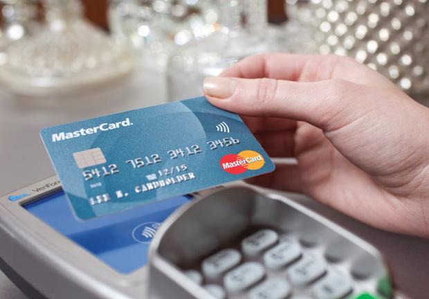 MasterCard remplazará tarjetas de crédito con bandas magnéticas por plásticos con chip electrónico.