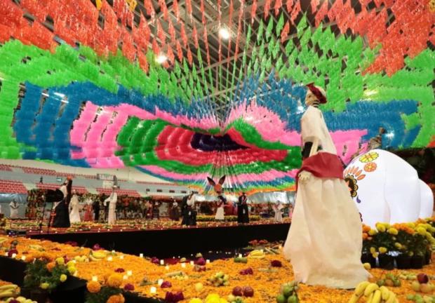 El Altar del Día de Muertos más grande del mundo fue inaugurado esta noche en el Velódromo Internacional de Xalapa y podrá ser disfrutado por los veracruzanos hasta el 2 de noviembre.