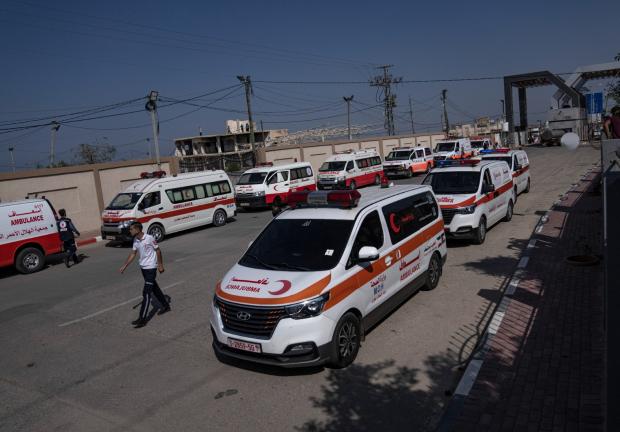 Ambulancias del corredor humanitario Rafah, en Egipto, a la espera de heridos provenientes de Gaza.