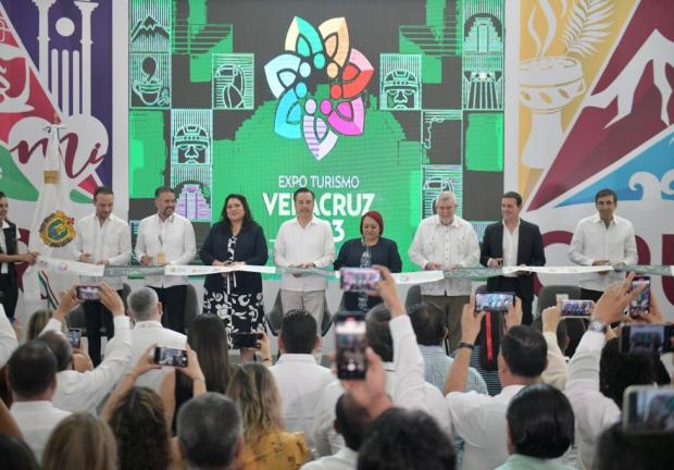 El gobernador Cuitláhuac García Jiménez y el secretario de Turismo del estado, Iván Martínez, llevaron a cabo el corte del listón inaugural de la Expo Turismo Veracruz.