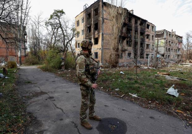 Un militar ucraniano junto a edificios residenciales muy dañados por los permanentes ataques militares rusos en la ciudad de Avdiivka, en primera línea del frente, en medio del ataque de Rusia a Ucrania, en la región de Donetsk, Ucrania 8 de noviembre de 2023.