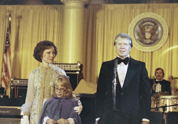 Rosalynn Carter, junto a su hija Amy y su esposo Jimmy Carter durante la recepción del Comité Nacional Democrático en la Casa Blanca el 21 de enereo de 1977.
