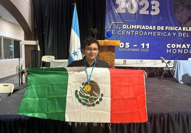 José Alberto Cortez, alumno del Centro de Estudios Tecnológico Industrial y de Servicios (Cetis) 78 del municipio de Altamira, Tamaulipas, obtuvo medalla de oro en la VIII Olimpiada Centroamericana y del Caribe de Física 2023.