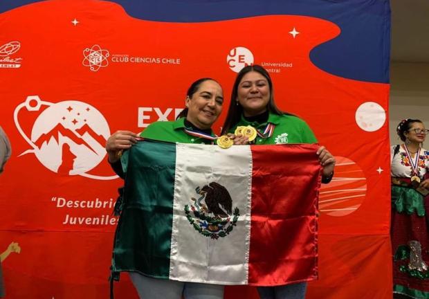 Paloma Abigail Torres, alumna del Centro de Bachillerato Tecnológico Industrial y de Servicios (CBTIS) 46 de San Luis Potosí, obtuvo segundo lugar en la Expo Ciencias Nacional Chile 2023, con el proyecto Pronatura.