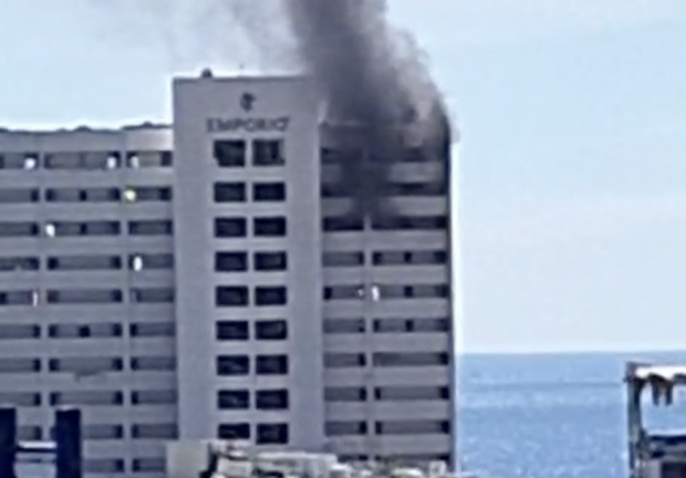 Se registra fuerte incendio en hotel Emporio de Acapulco