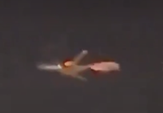 Captan momento en que se incendia un avión Boeing