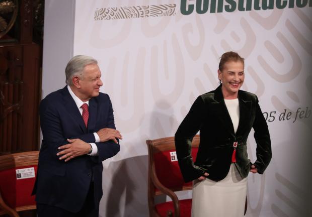 Andrés Manuel López Obrador, presidente de México acompañado de su esposa Beatriz Gutiérrez Müller durante la entrega iniciativas de Reforma a la Constitución.