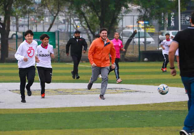 El Gobernador participó en una “cascarita” con los seleccionados en la cancha de futbol siete del Centro Comunitario San Bernabé