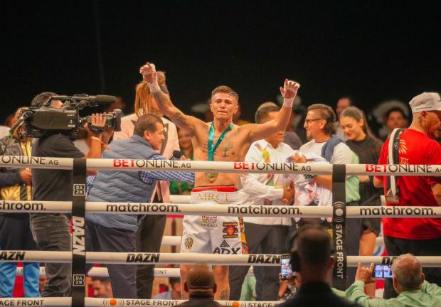 El boxeador sudafricano Sivenathi Nontshinga recuperó su título mundial de Peso Minimosca al vencer por nocaut al mexicano Adrian "Gatito" Curiel en el round 10