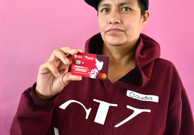 Mujeres del municipio de Nezahualcóyotl reciben tarjeta Mujeres Bienestar