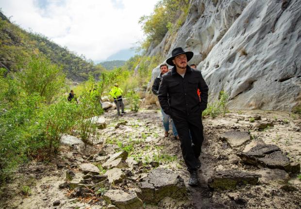 Samuel García recorriendo el cañón “Divisadero” en la Huasteca