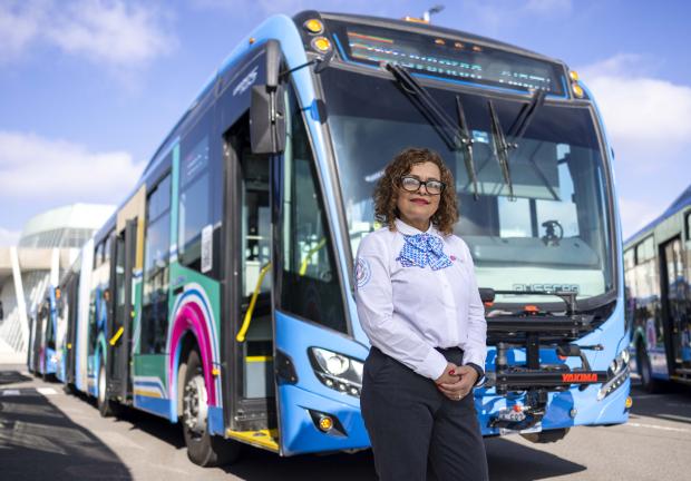 Gobernador Kuri González presenta una parte de la nueva flotilla de autobuses para mejorar el transporte público en la zona metropolitana.
