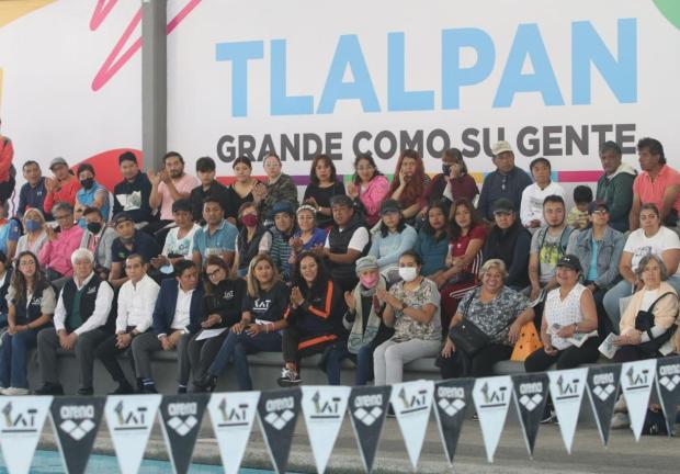Alcaldesa Alfa González acompañada de madres, padres de familia, alumnos y profesores de natación