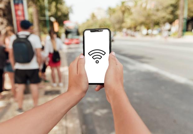 aunque las redes de Wi-Fi públicas son una buena opción para conectarte, están pueden ser hackeadas fácilmente por los ciberdelincuentes.