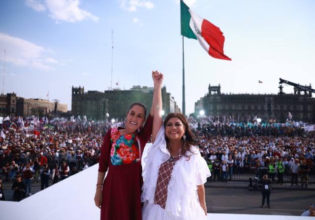 Clara Brugada y Claudia Sheinbaum en el zócalo de la Ciudad de México
