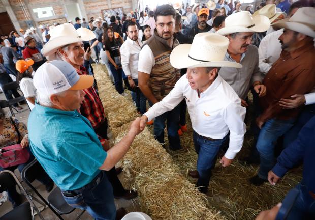 Pablo Lemus sostuvo un encuentro con productores lecheros de Jalisco