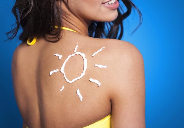 Los bloqueadores solares nos ayudan a prevenir el cáncer de la piel provocado por la exposición a los rayos UV.
