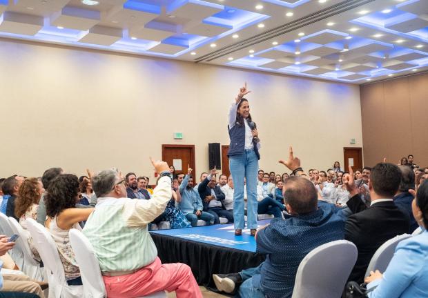 Libia Dennise García Muñoz Ledo se reunió con 17 Colegios de profesionistas del COPREG