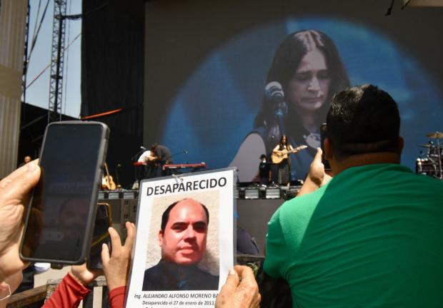 La cantante mexicana Julieta Venegas platicó con padres y madres de personas desaparecidas que se manifestaban en el Zócalo capitalino este sábado 16 de marzo. 

FOTO: HAARÓN ÁLVAREZ/CUARTOSCURO.COM