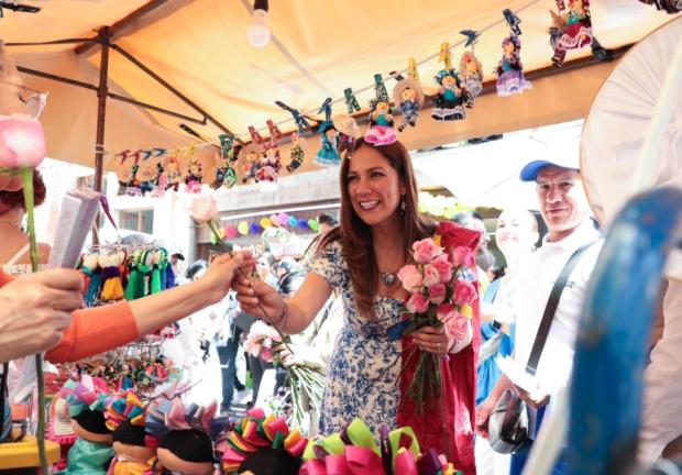 “Disfrutemos de esta fiesta que nos une como familias”, dijo la candidata urante su recorrido en el tradicional “Día de las Flores”