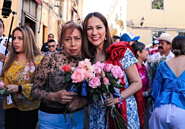 La candidata a la gubernatura, Libia Dennise García Muñoz Ledo, disfrutó del Día de las Flores