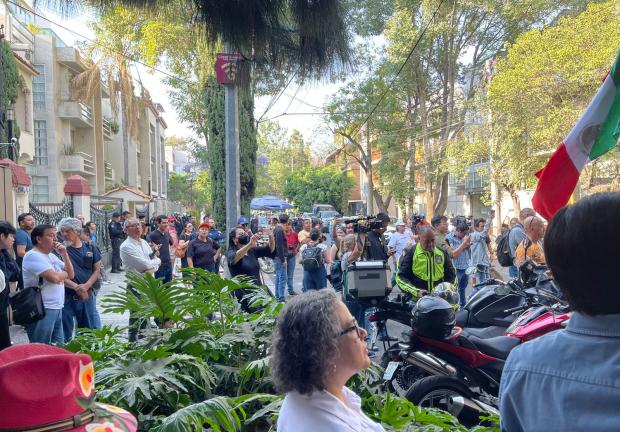 Mexicanos protestan en la embajada de Ecuador.