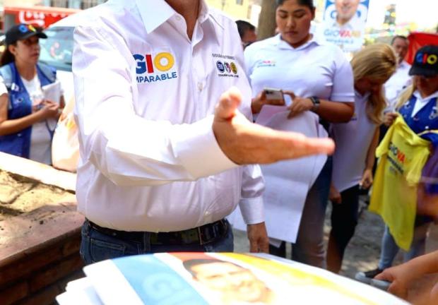 Camina el candidato de la Coalición Va X la Ciudad de México, por las calles de la colonia Ajusco.