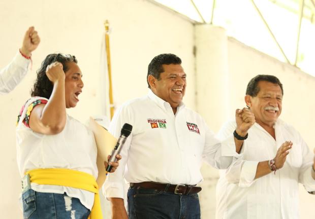 El candidato a la gubernatura realizó visitas casa por casa en la colonia Quintín Aráuz.