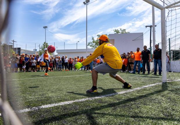 Mete Mariana Rodríguez “gol” en apoyo al deporte para la niñez y juventud de Monterrey
